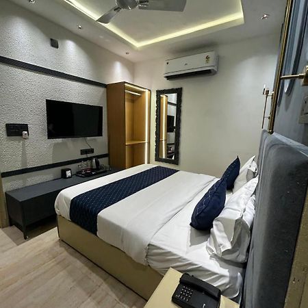 Divine Hotel Karnāl Exteriér fotografie