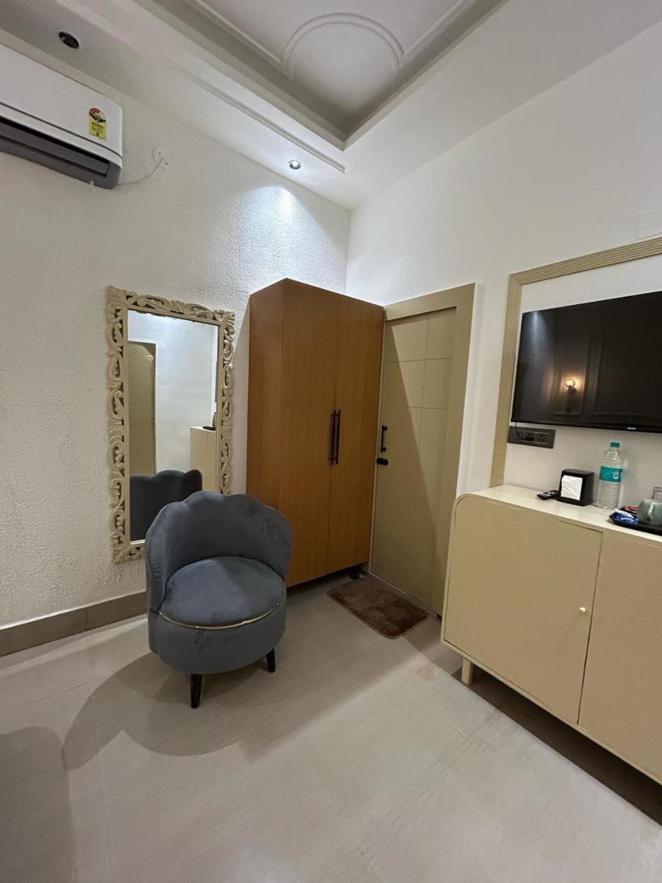 Divine Hotel Karnāl Exteriér fotografie