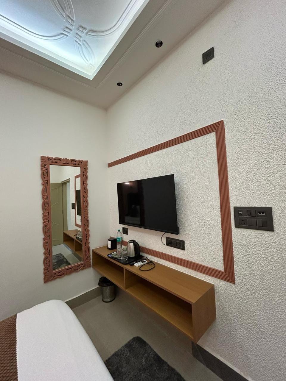 Divine Hotel Karnāl Exteriér fotografie