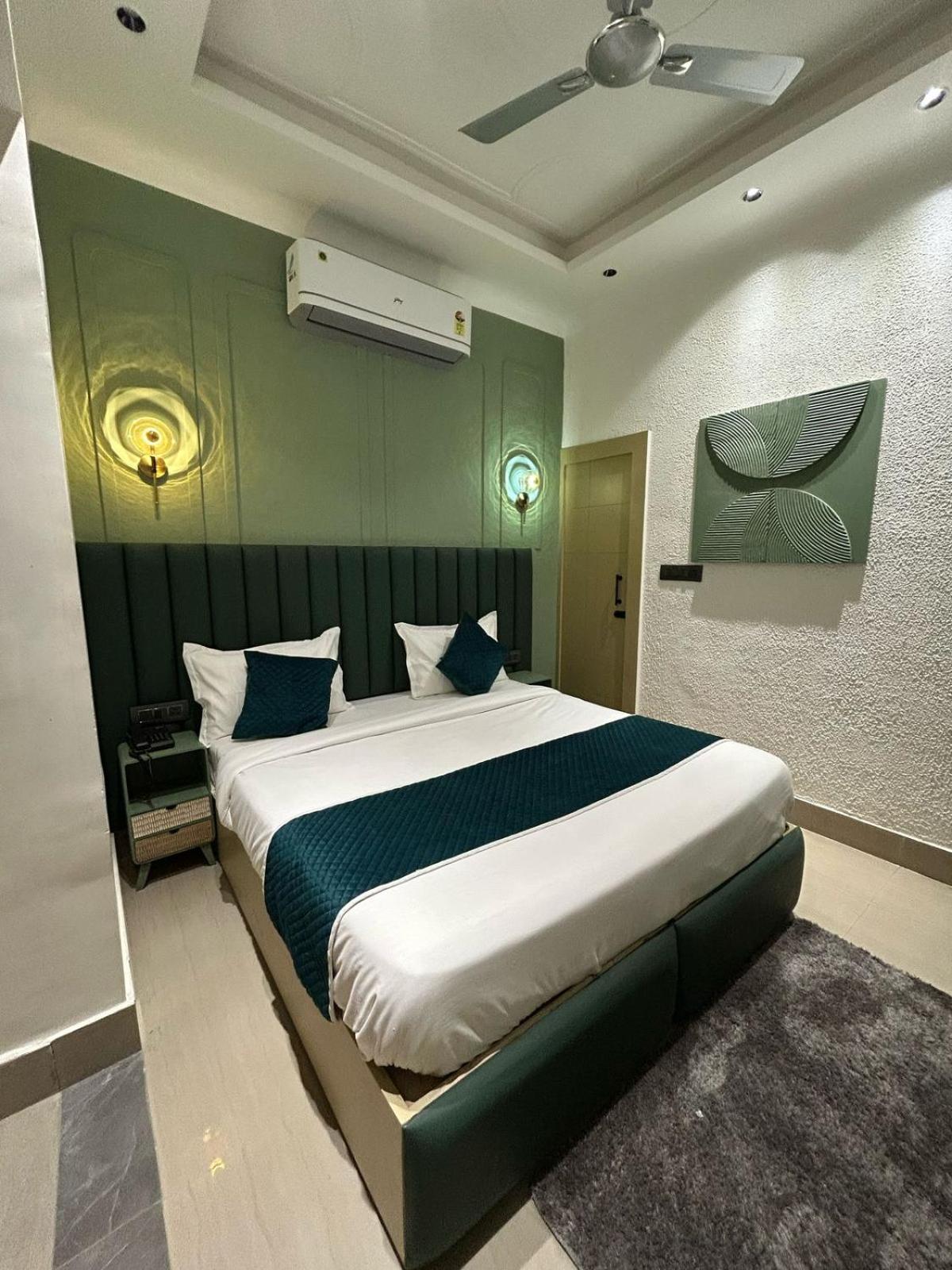 Divine Hotel Karnāl Exteriér fotografie