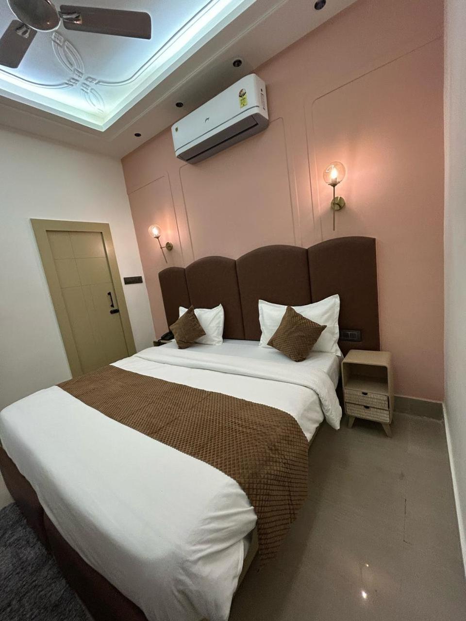 Divine Hotel Karnāl Exteriér fotografie
