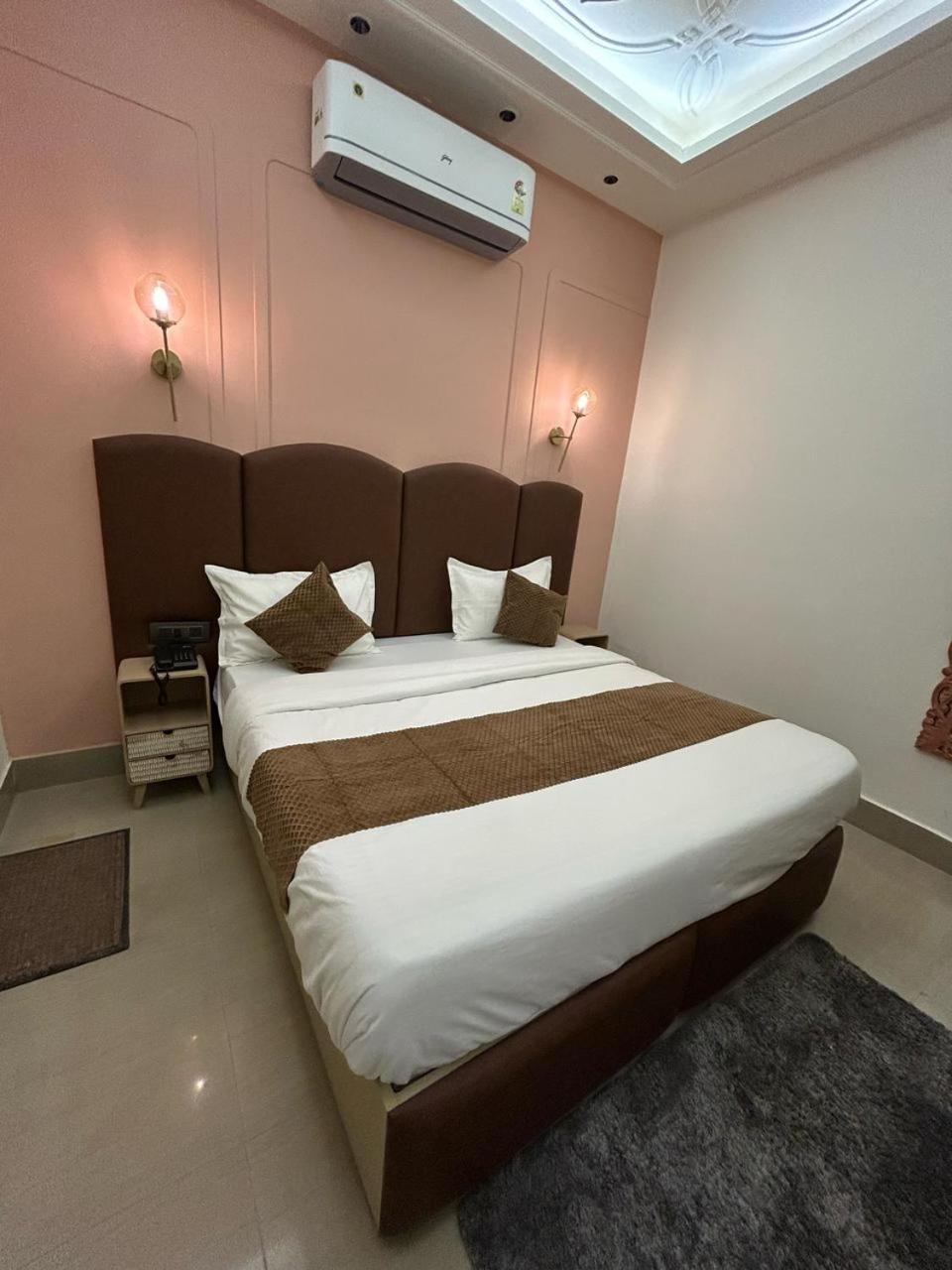 Divine Hotel Karnāl Exteriér fotografie