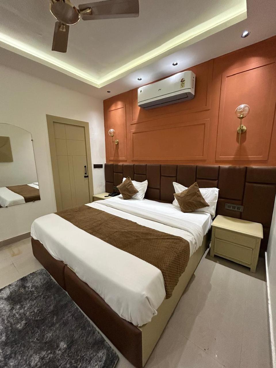 Divine Hotel Karnāl Exteriér fotografie