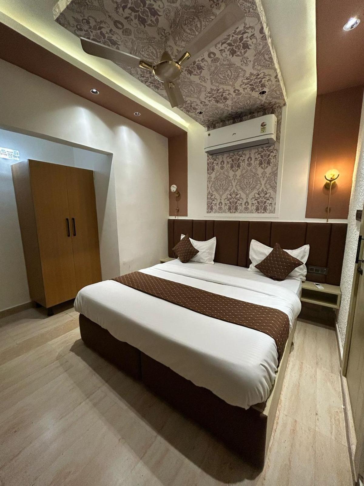 Divine Hotel Karnāl Exteriér fotografie