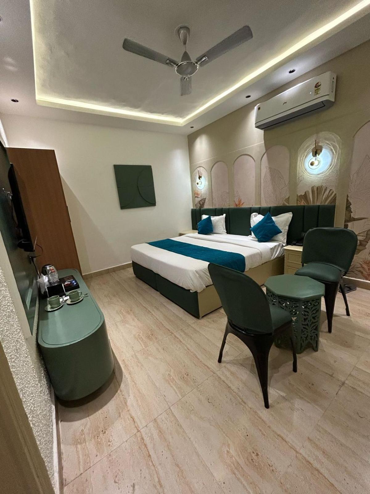 Divine Hotel Karnāl Exteriér fotografie