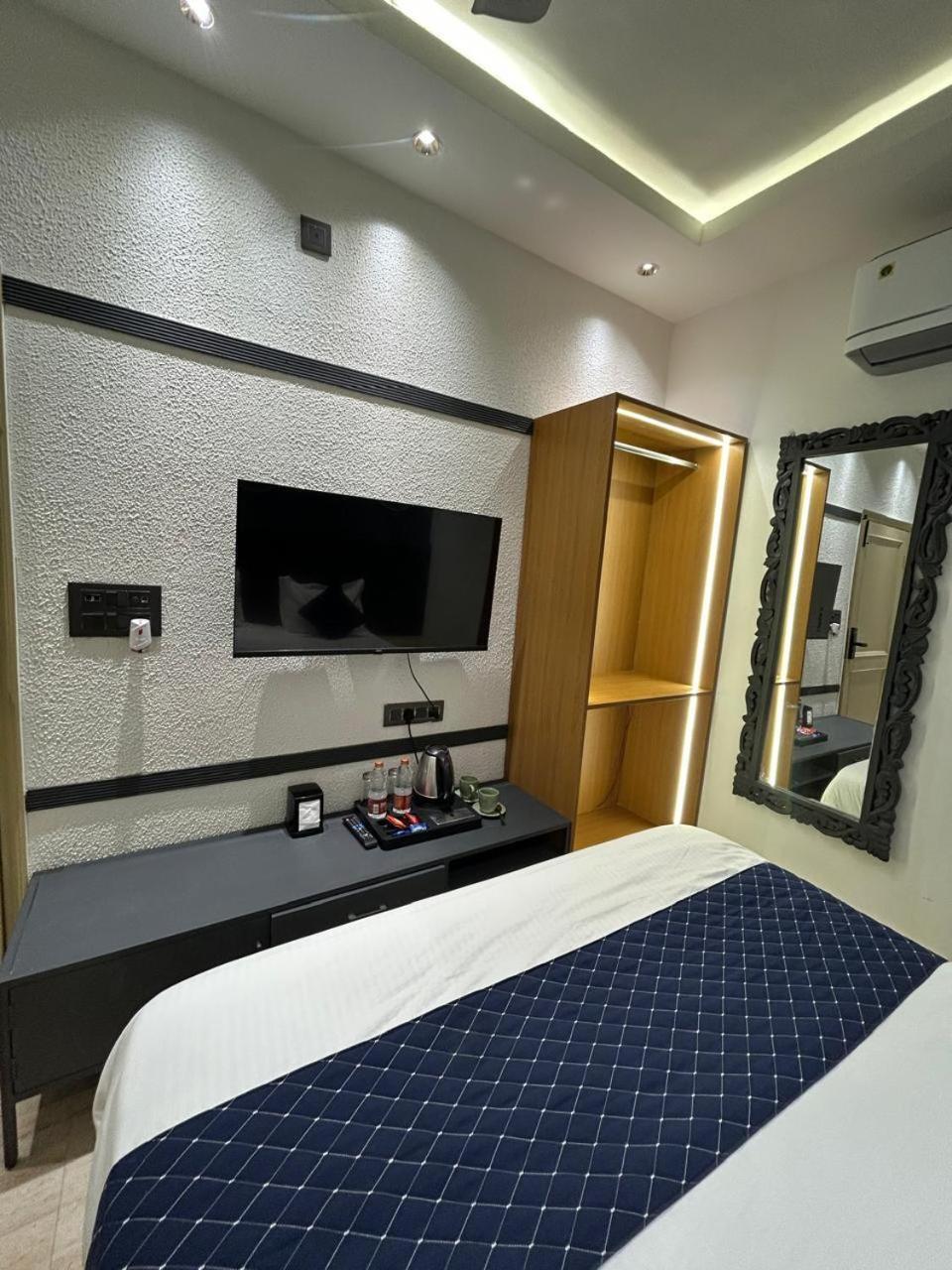 Divine Hotel Karnāl Exteriér fotografie