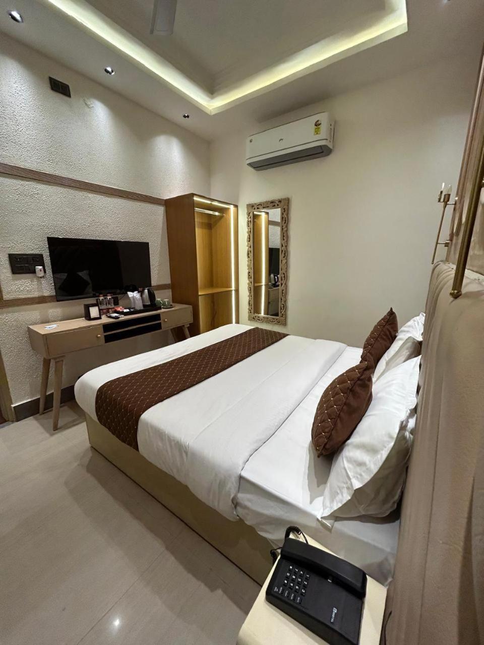 Divine Hotel Karnāl Exteriér fotografie