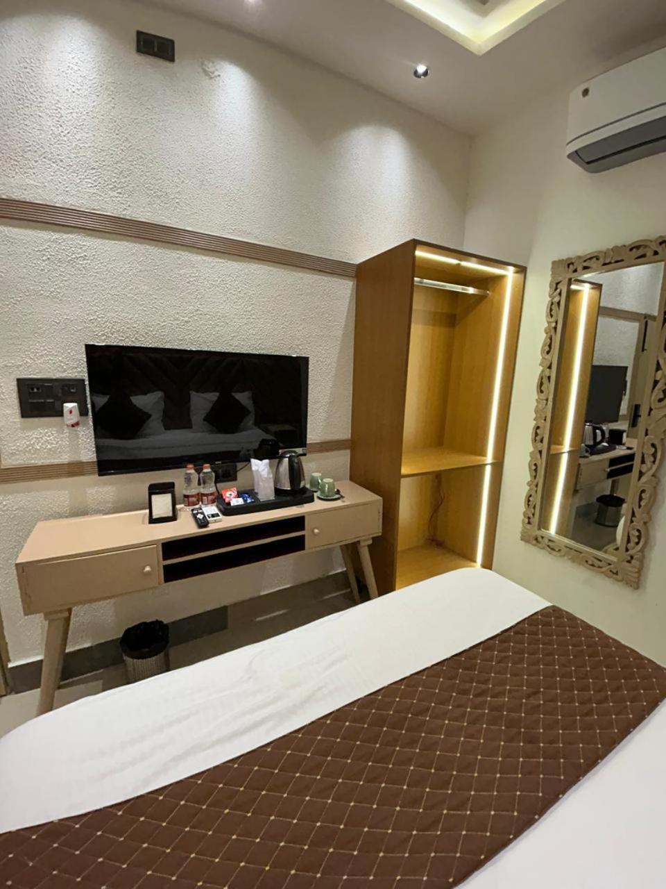 Divine Hotel Karnāl Exteriér fotografie